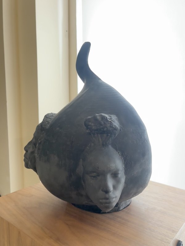 Not the Only One (N'TOO), sculpture de verre noir de Stephanie Dinkins