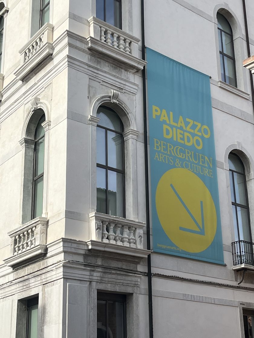 Façade du Palazzo Diedo à Venise, avec la bannière Berggruen Arts & Culture