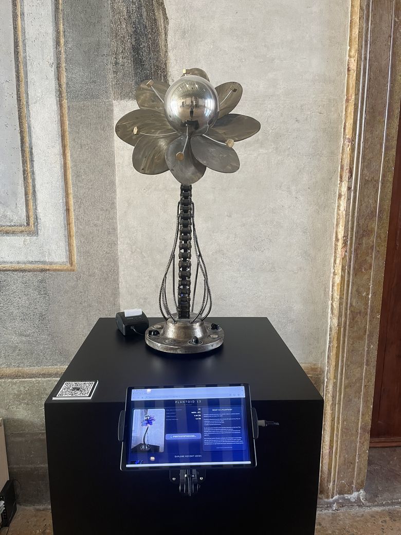 Plantoid 13, sculpture de Primavera De Filippi, avec sa tablette et son imprimante